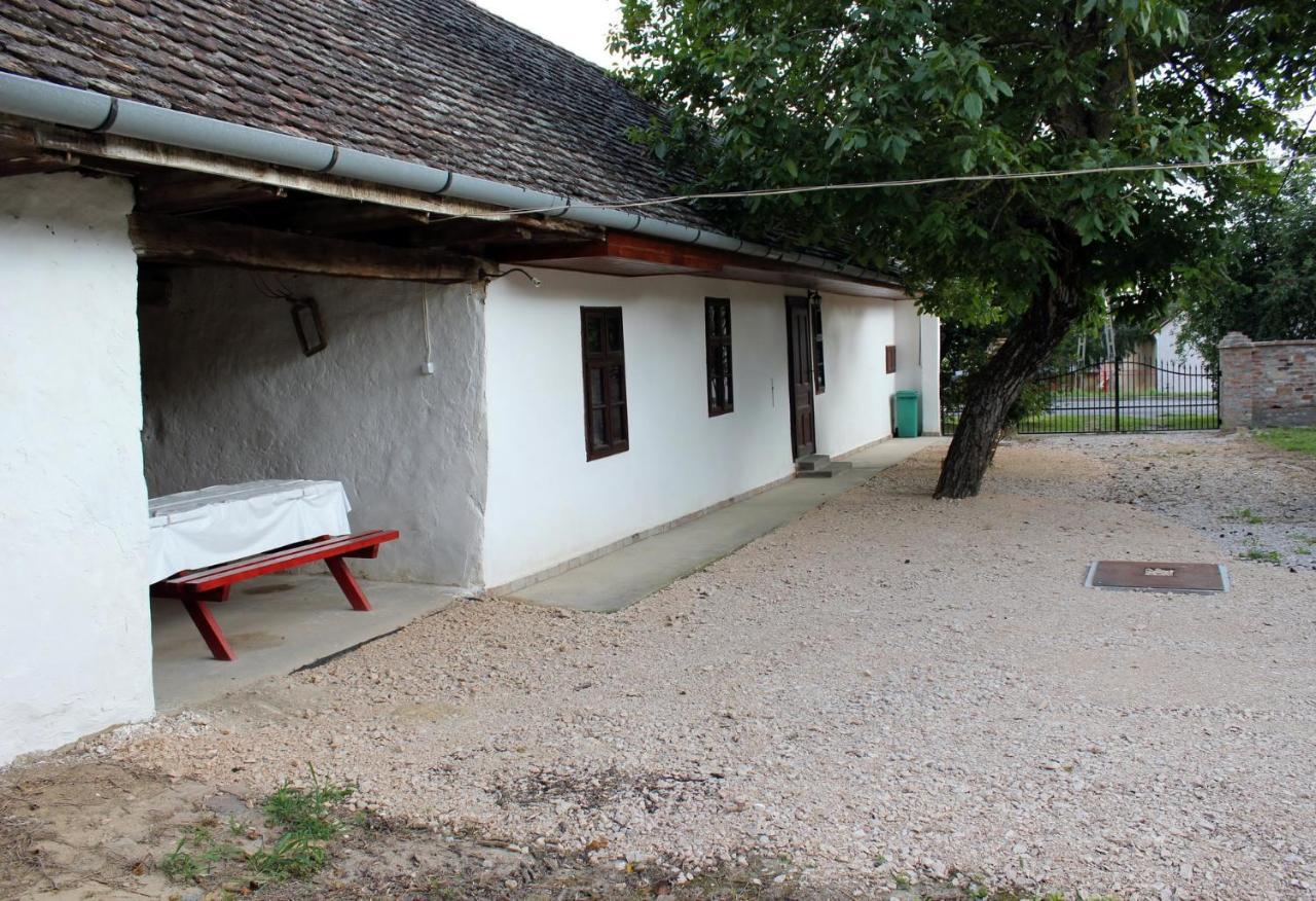 Retro Vendeghaz Villa Nagyharsany ภายนอก รูปภาพ